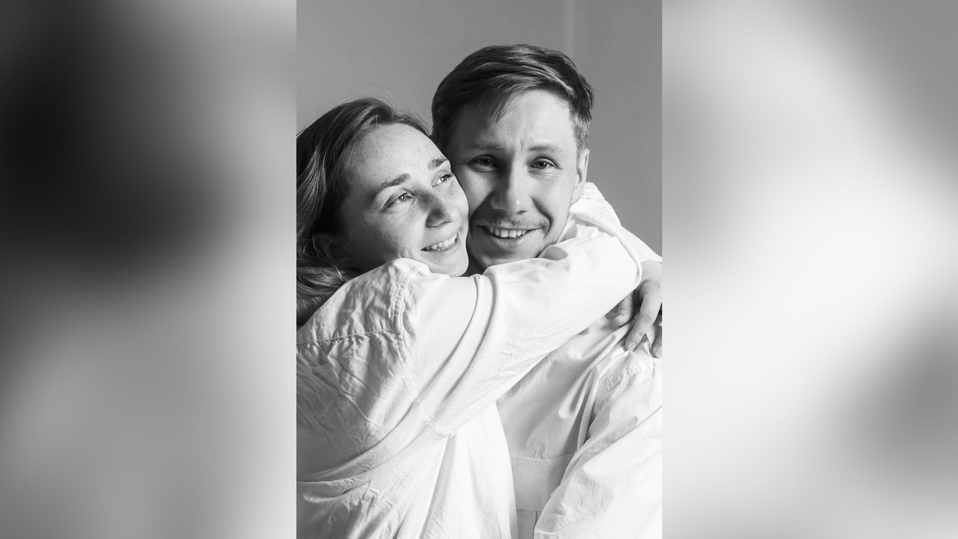 Кристина Корсукова обнимает Алексея Корсукова, оба в белых рубашках