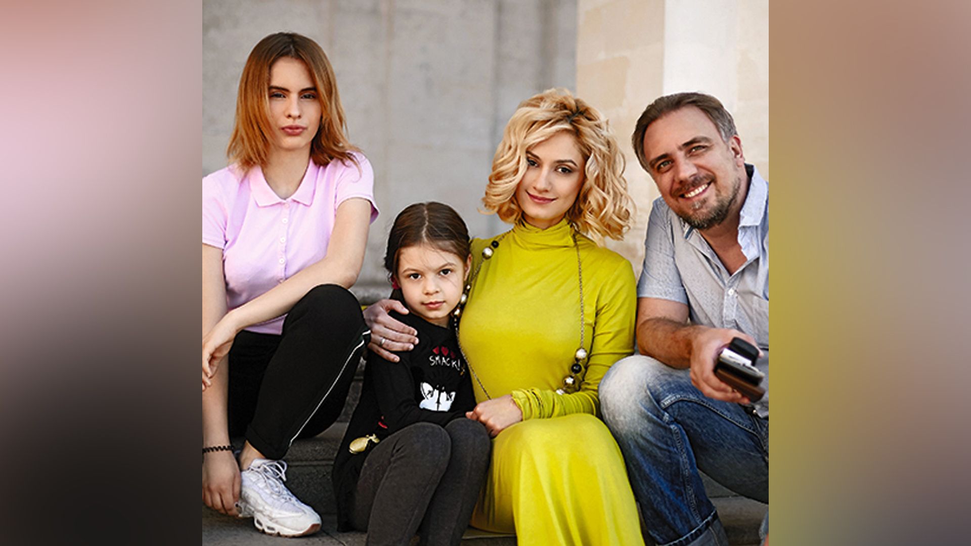 Карина Мишулина с мужем и детьми