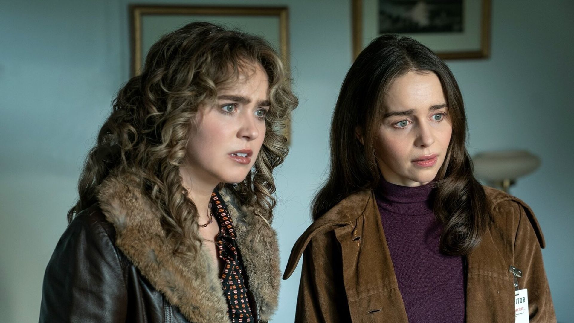 Хейли Лу Ричардсон и Эмилия Кларк в сериале "Пони"