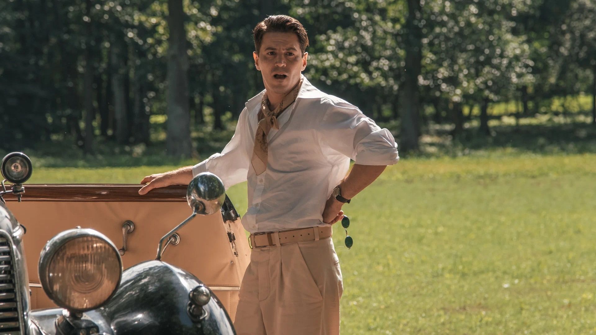 Актер Гела Месхи стоит у машины на съемках сериала "Берлинская жара"