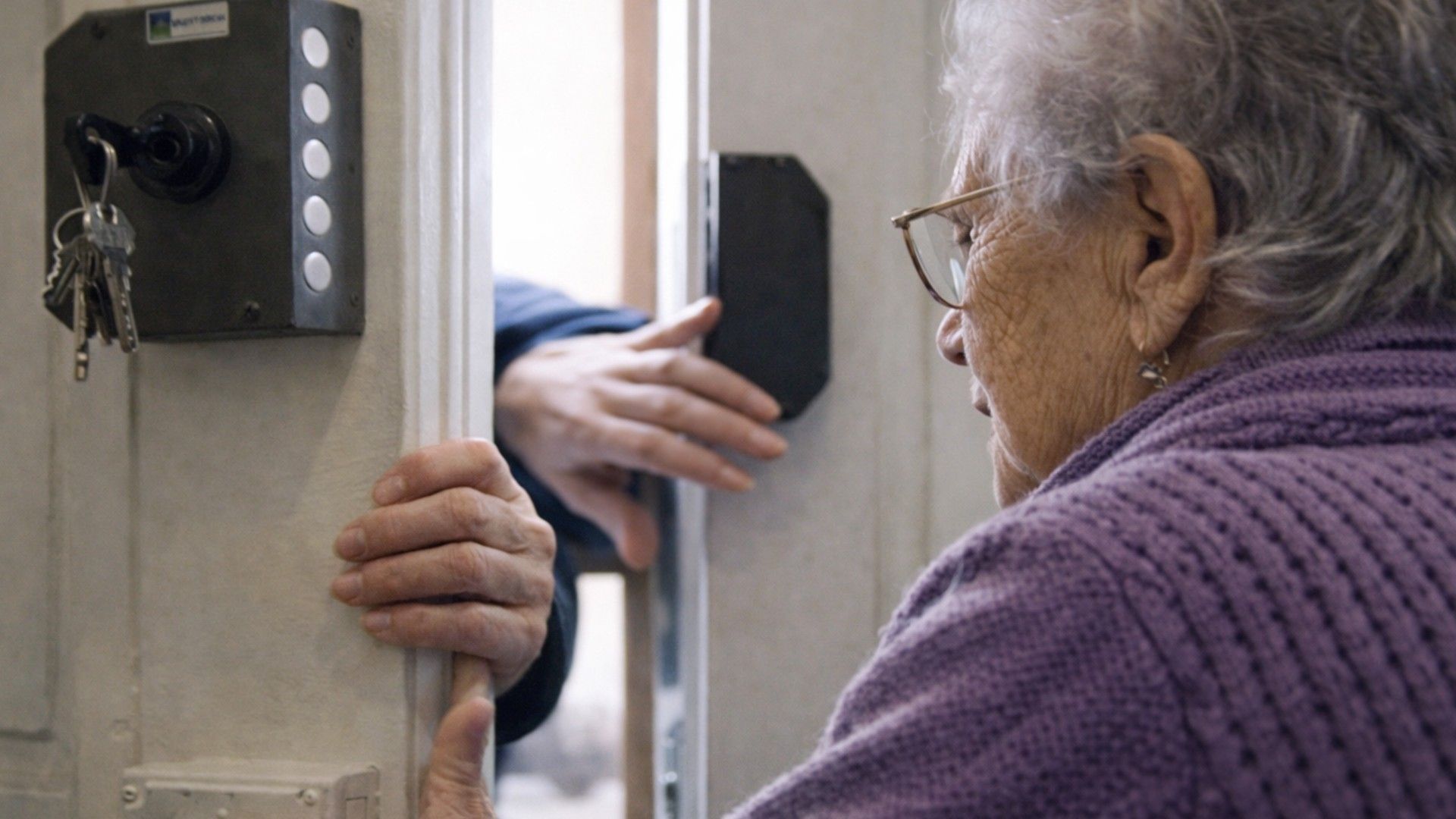 Фальшивые соцработники проникают в квартиру и грабят владельца