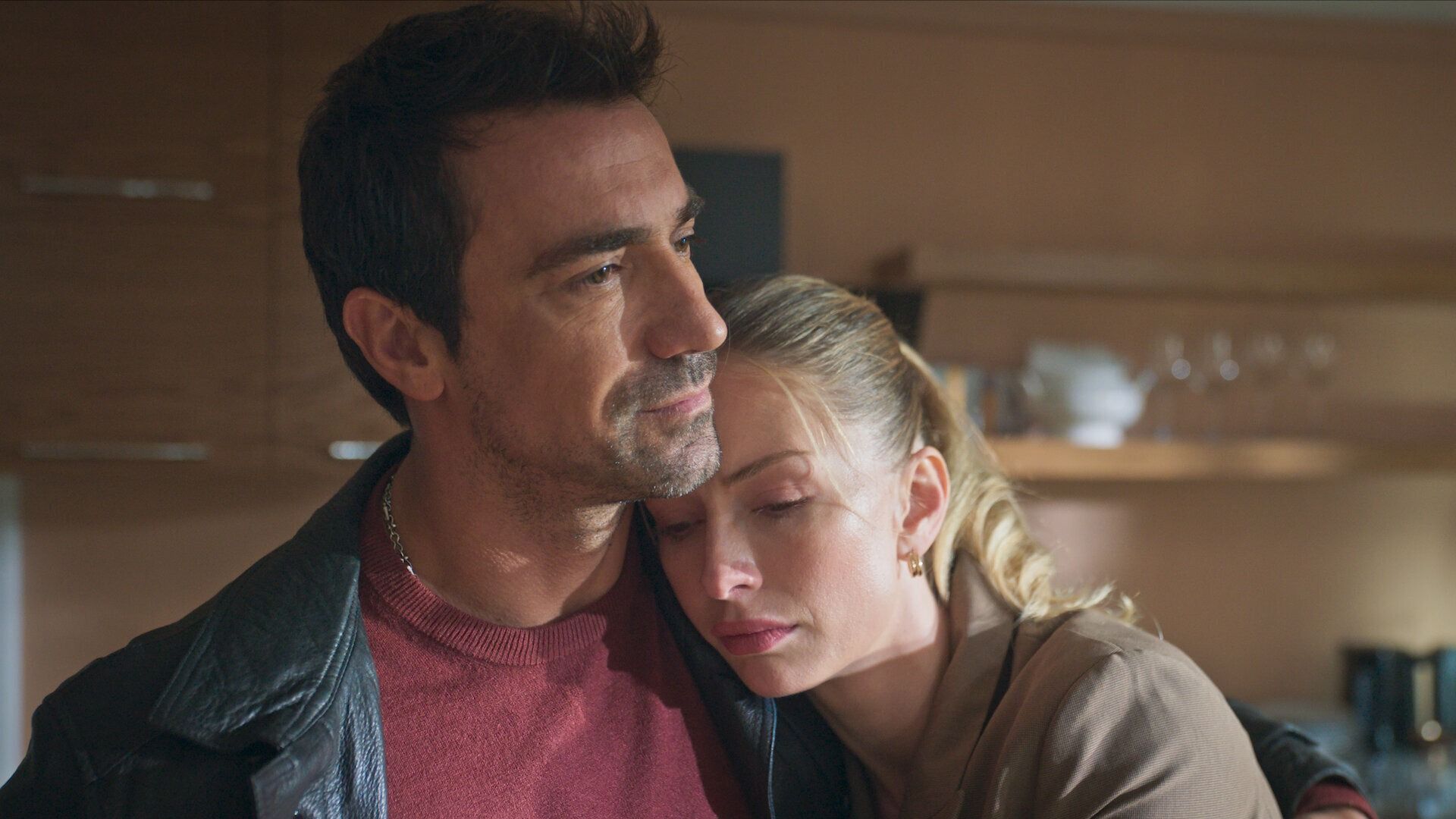 Актер Ибрагим Челиккол обнимает девушку на кадре из сериала "Полюбить, потерять" / Ayrılık da Sevdaya Dahil