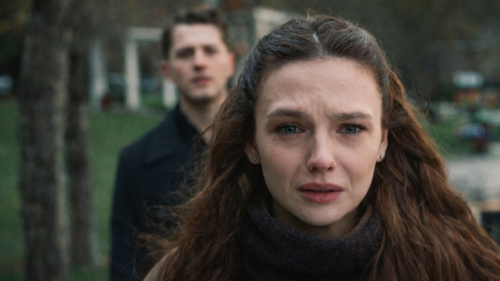 Актриса Нилсу Берфин Актас на кадре из сериала "Под одним дождем" / Aynı Yağmurun Altında