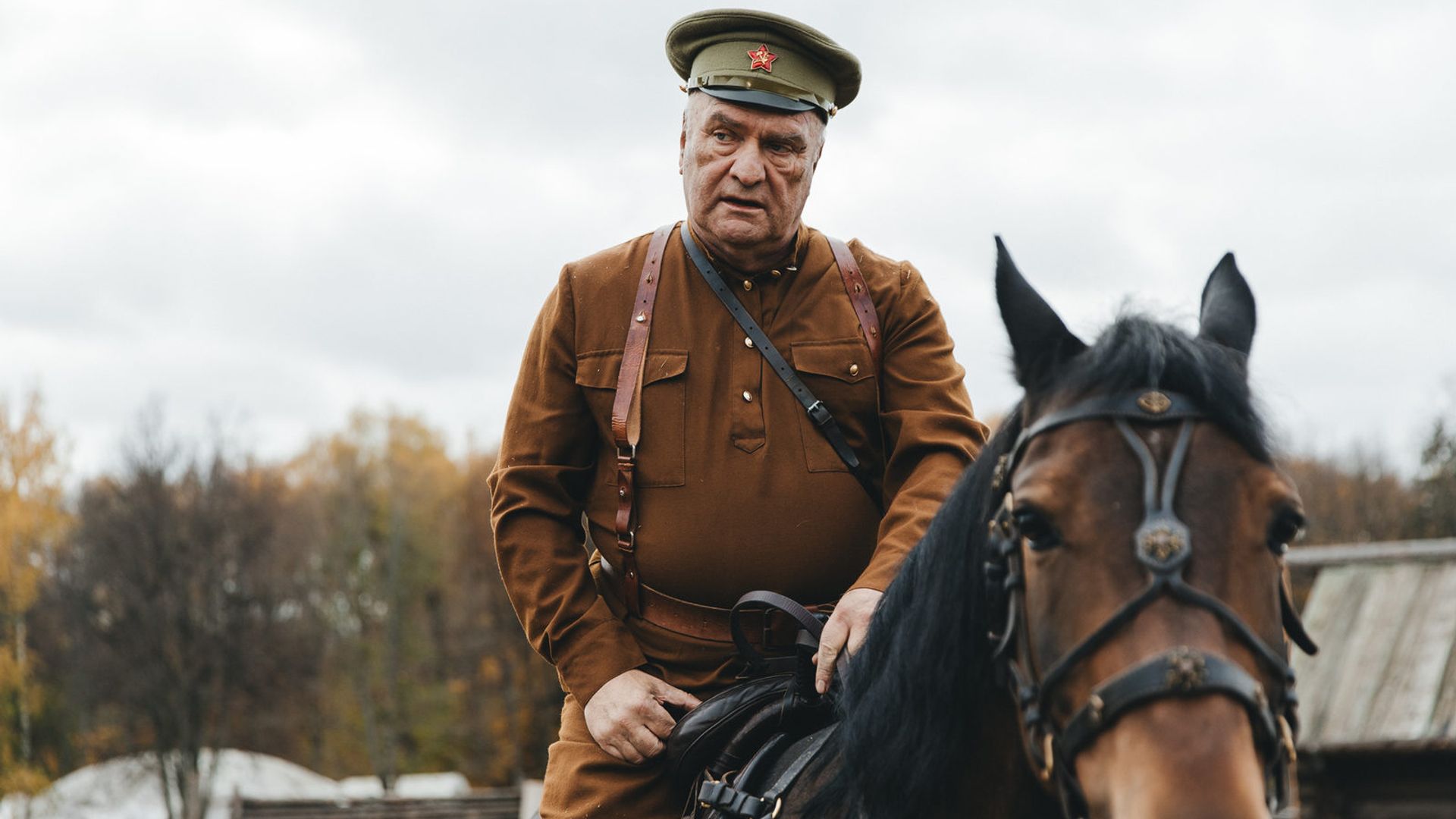 Александр Балуев на лошади в сериале "Актёрище"