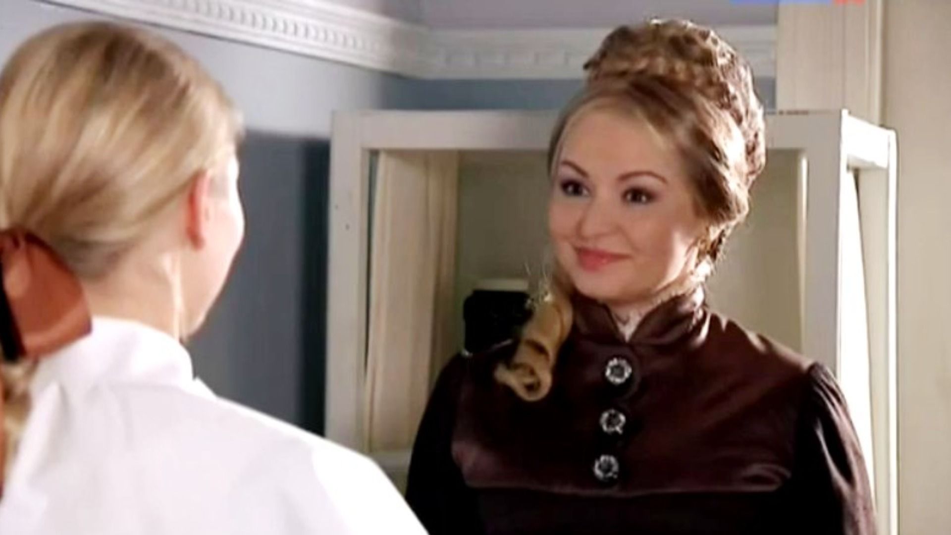 Певица Катя Лель на кадре из сериала "Тайны института благородных девиц"