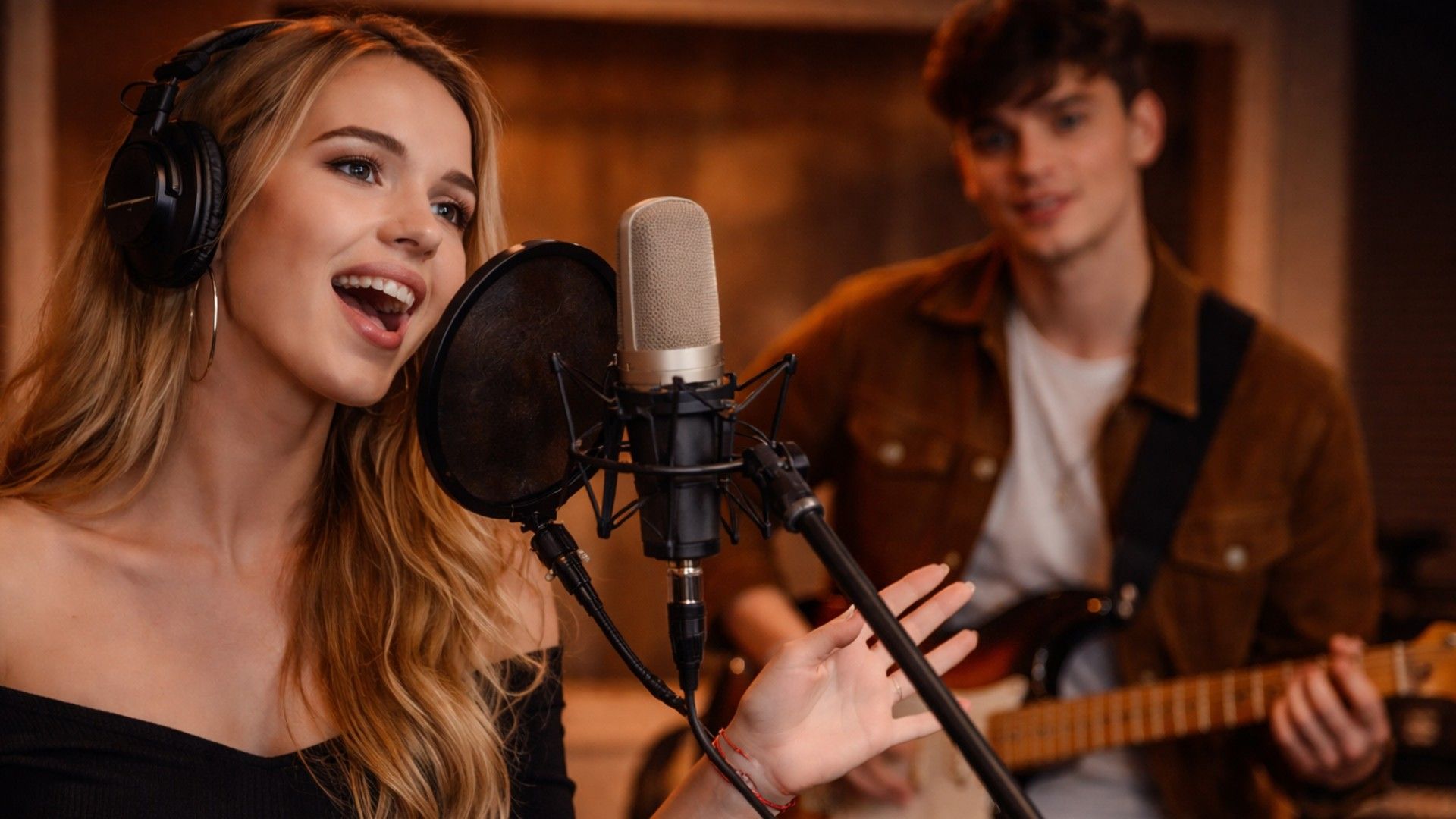 Идеи для 14 февраля - записать песню в студии звукозаписи