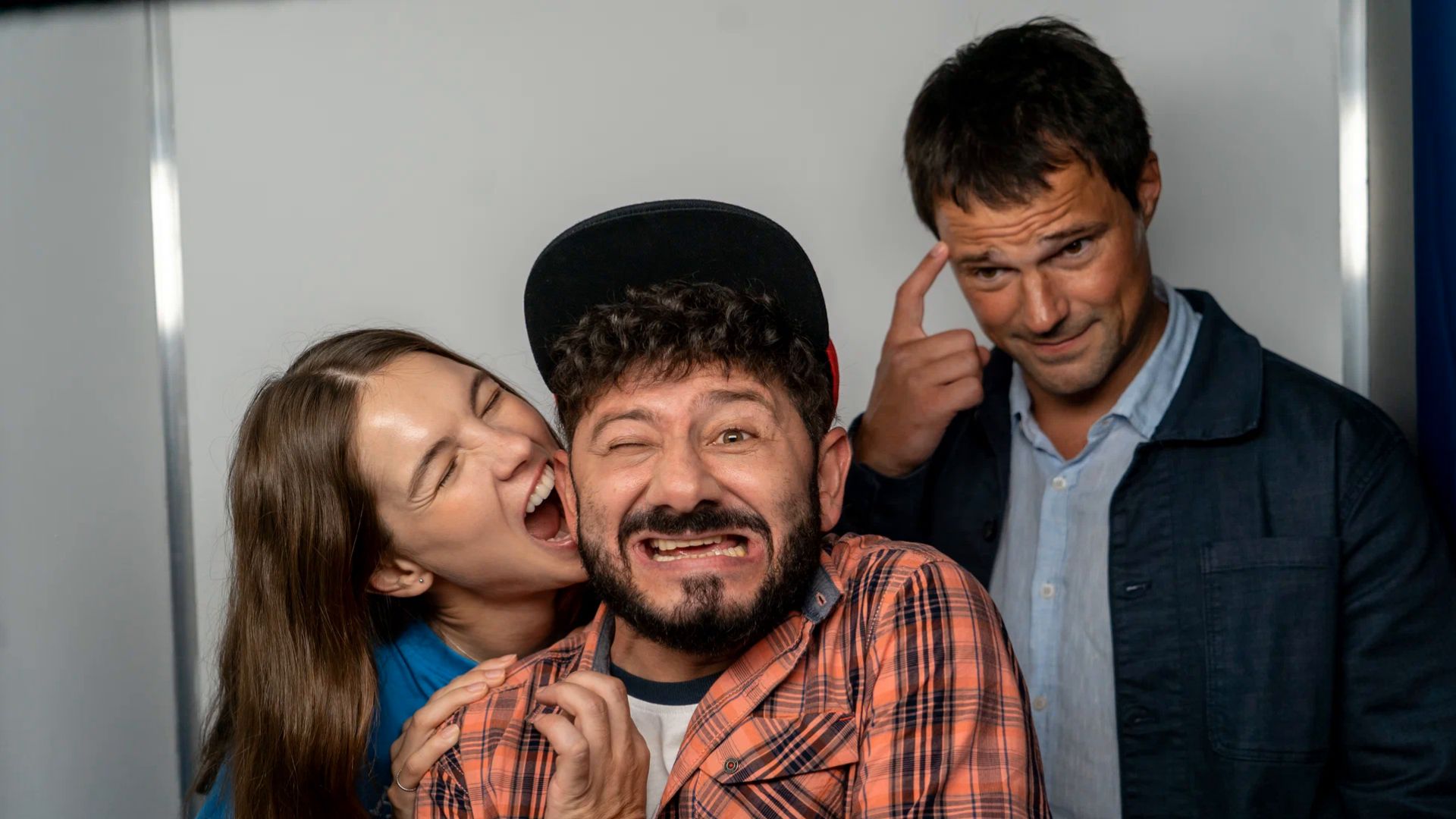 Актеры Михаил Галустян и Данила Козловский на кадре из фильма "Уволить Жору"