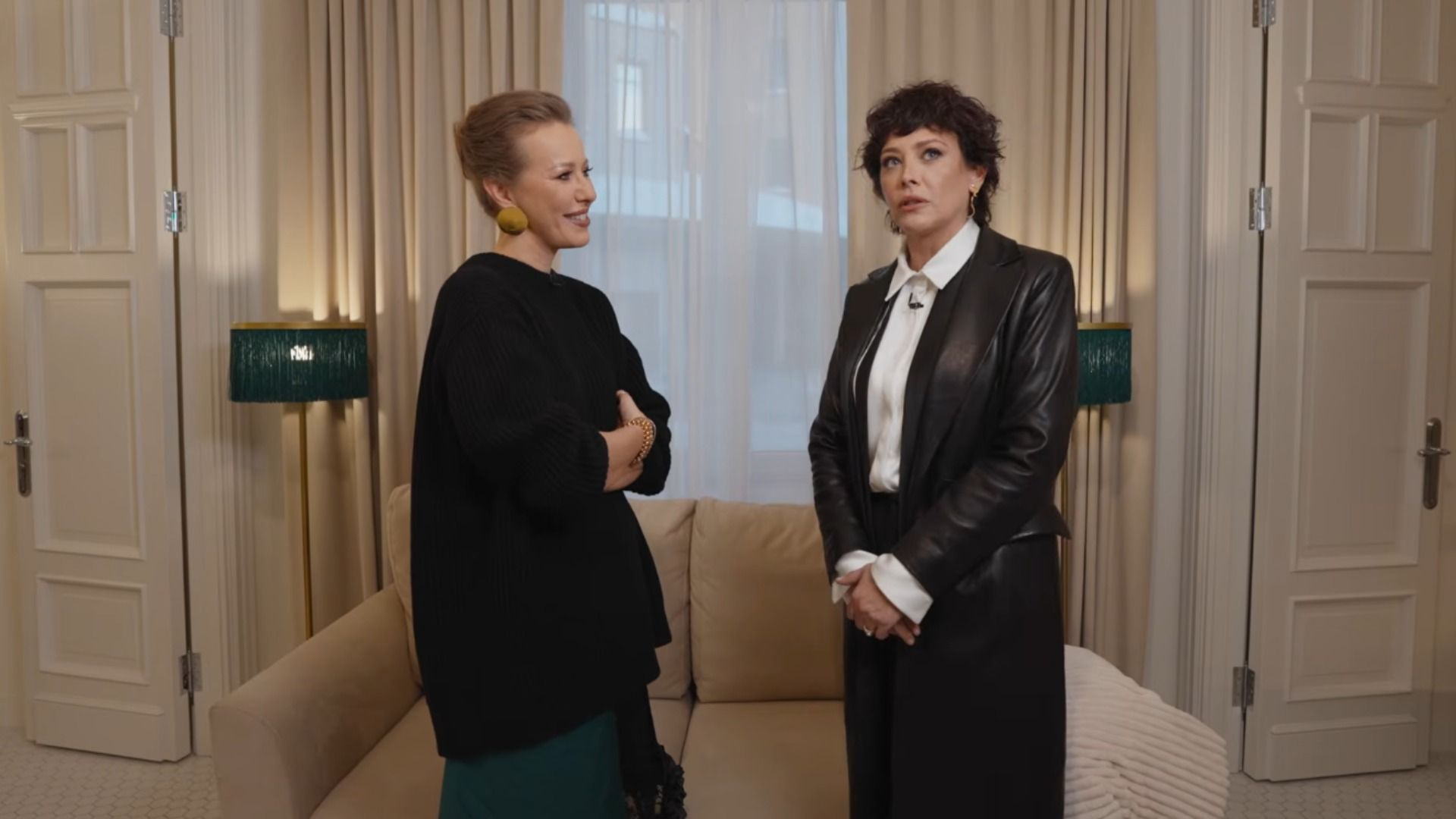 Журналист Ксения Собчак и актриса Екатерина Волкова и квартире Волковой