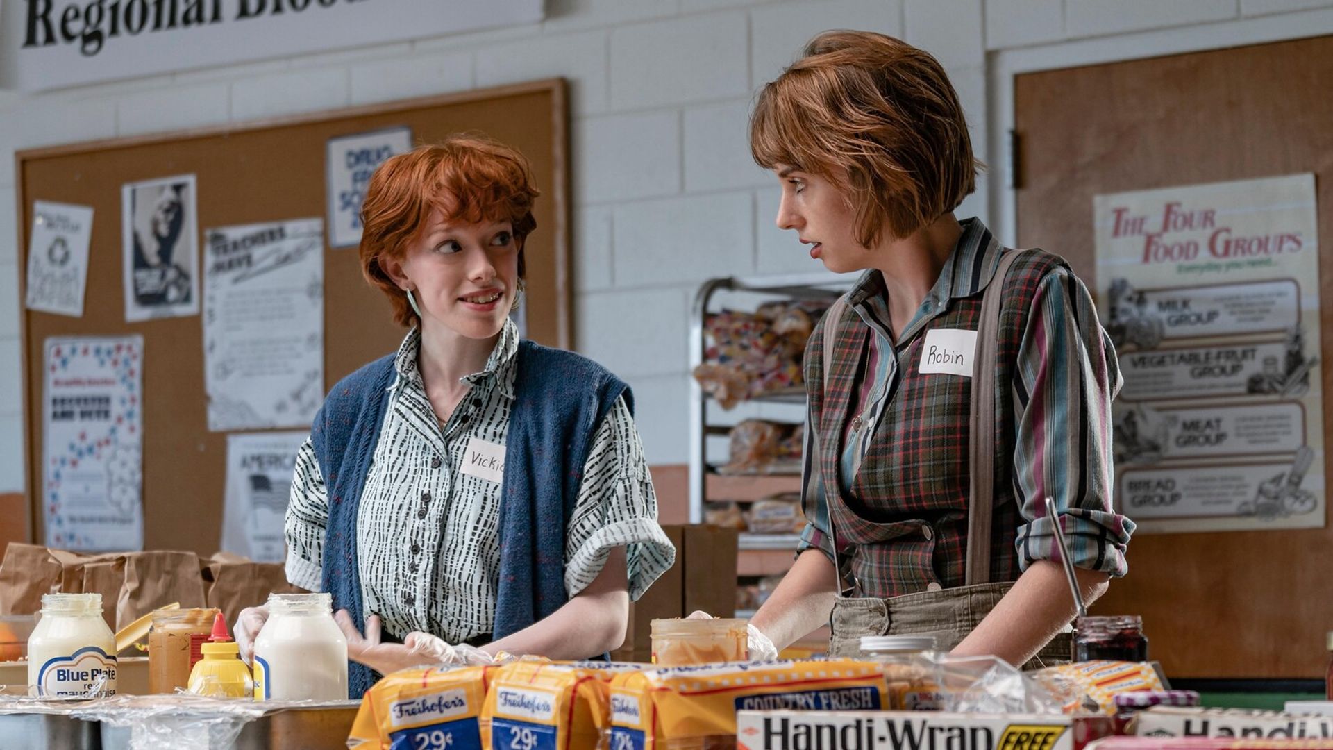 Майя Хоук и Эмибет Макналти в сериале Очень странные дела