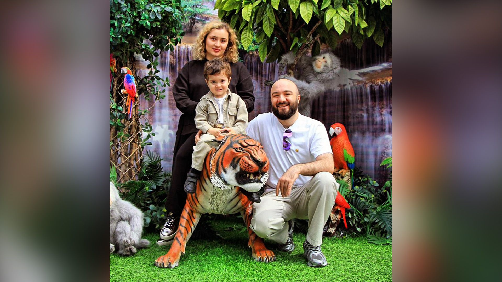 Расул Чабдаров и Карина Гутаева и их сын Адам