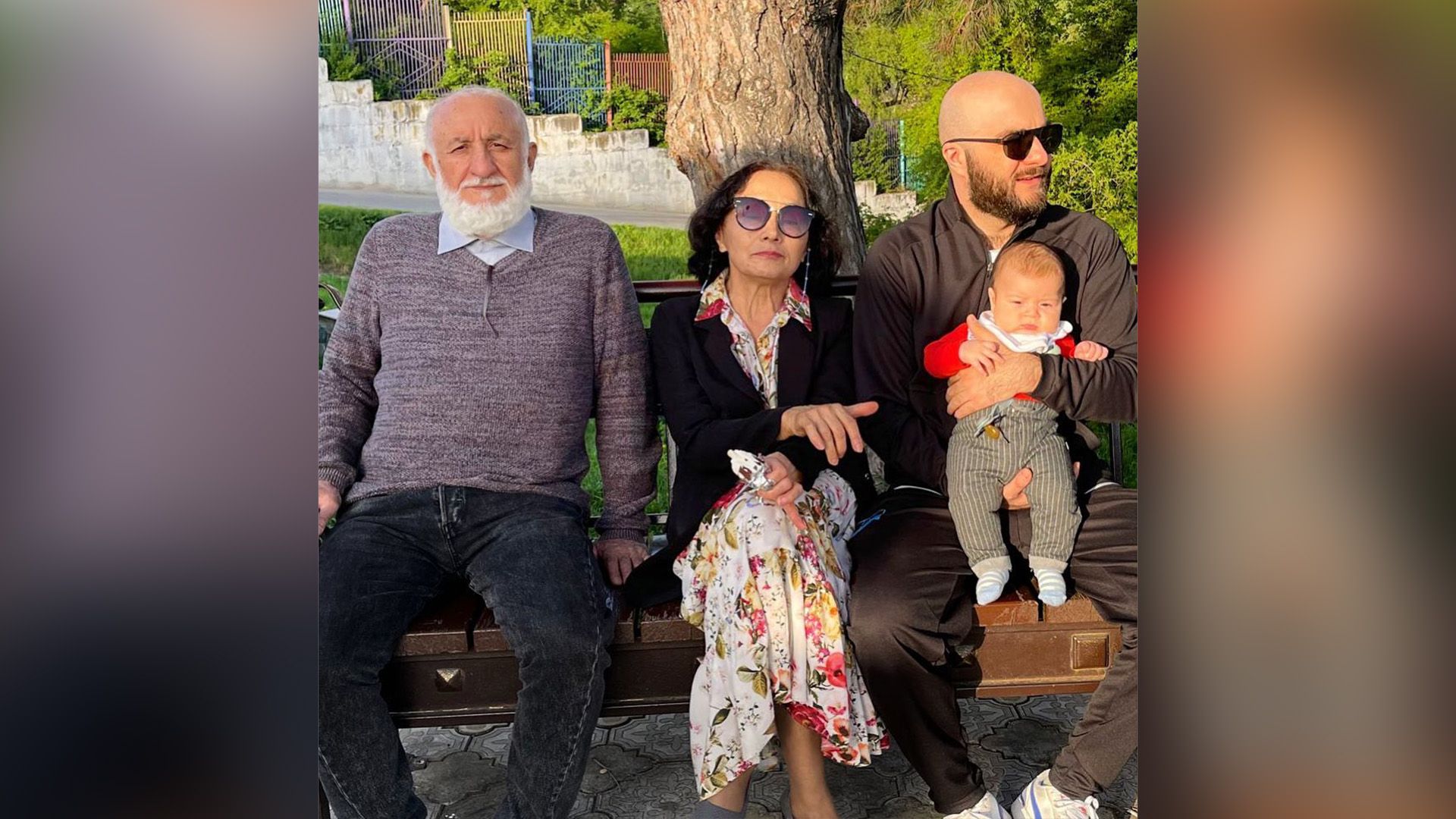 Расул Чабдаров с родителями и сыном Адамом