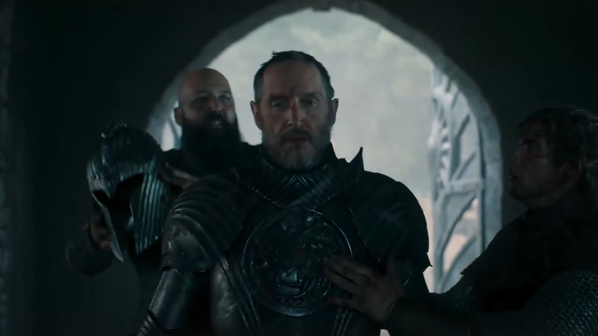 Скриншот пятой серии "Рыцаря семи королевств" с Бейлором без шлема