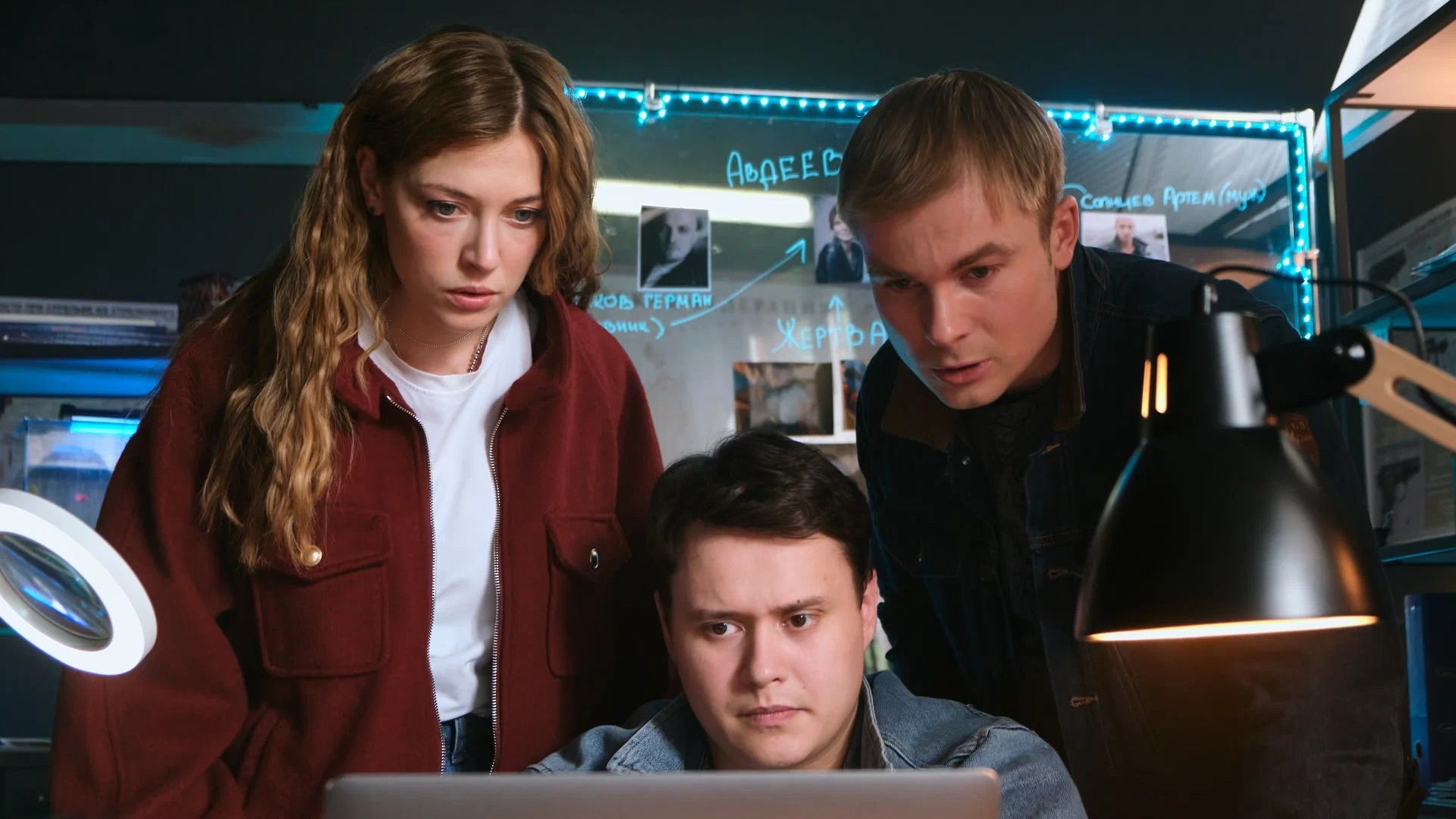 Актеры Макар Запорожский и Александра Никифорова стоят в лаборатории на кадре из сериала "Менталистка"