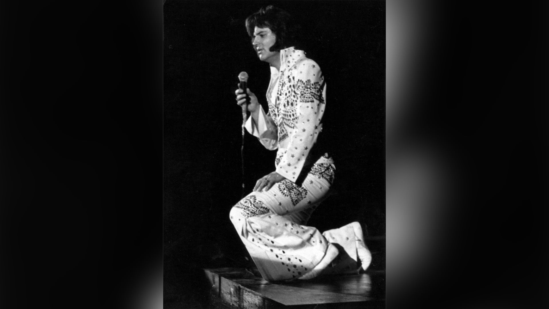 Максим Леонидов в роли Элвиса Пресли