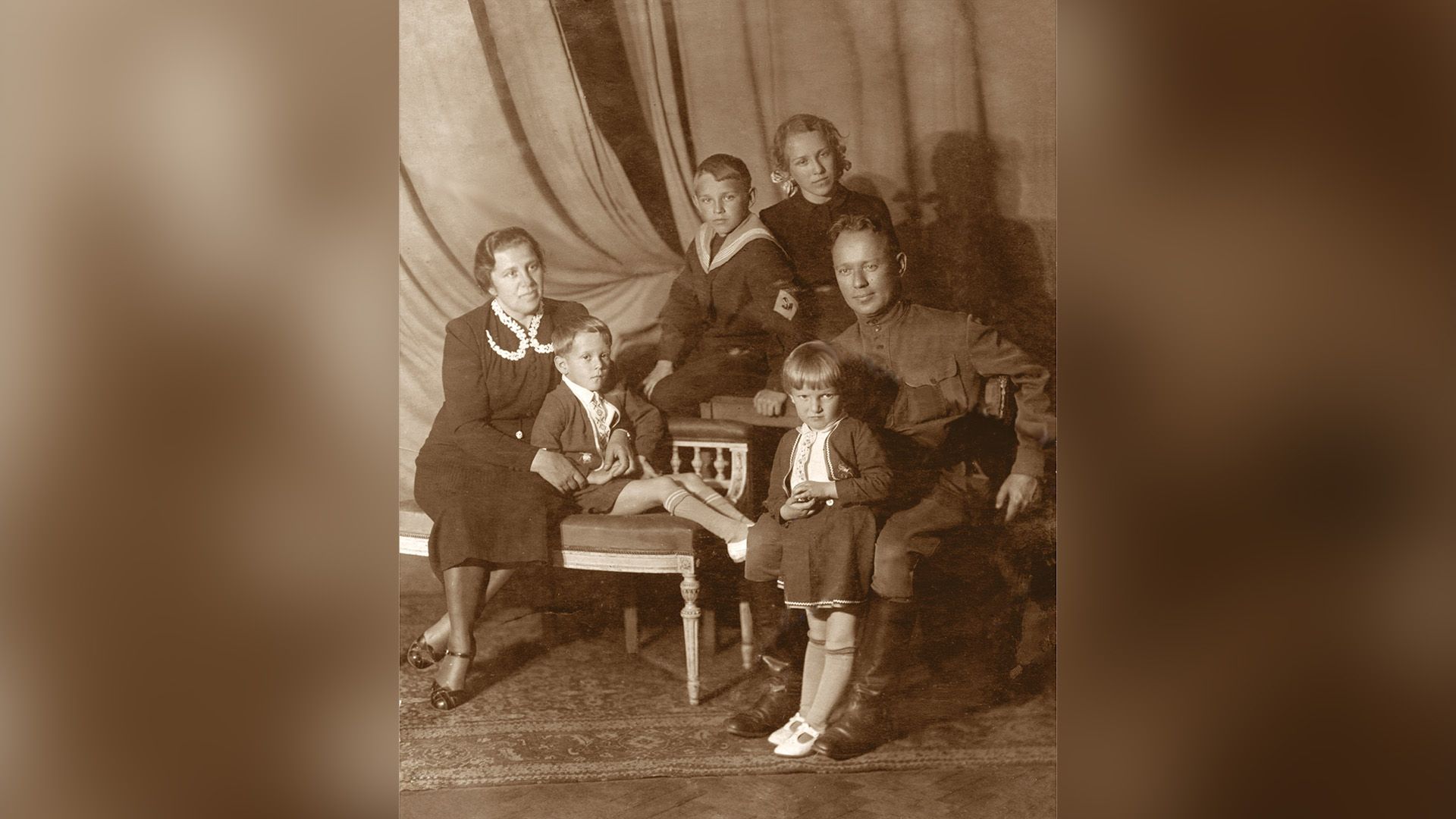 Михаил Шолохов с женой Марией и детьми