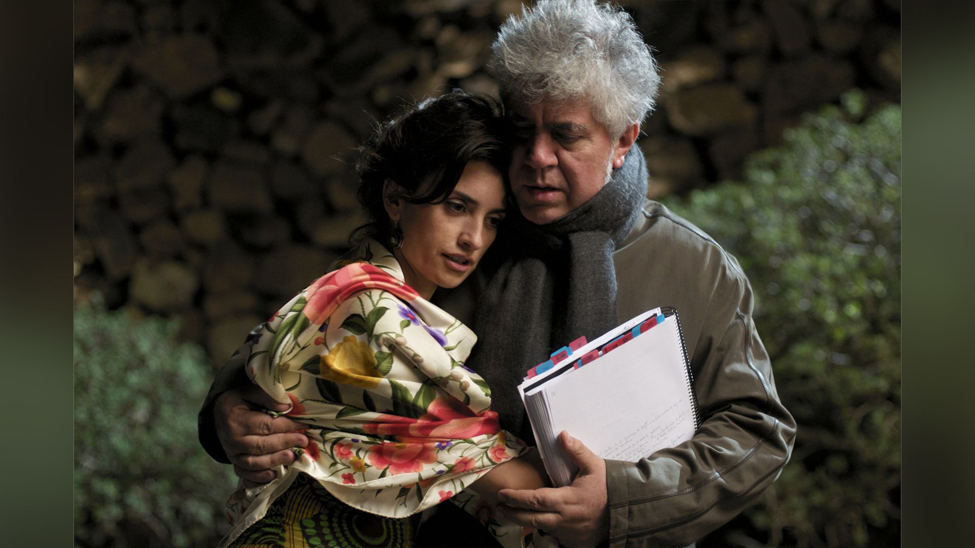 Педро Альмодовар и Пенелопа Круз на съёмках фильма «Разомкнутые объятия»