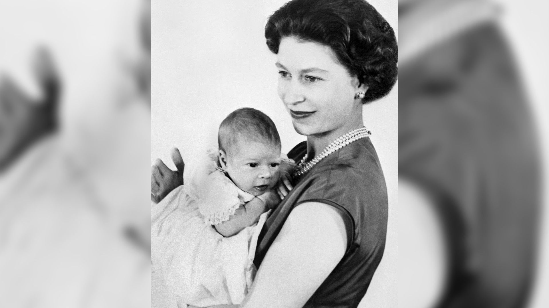 Принц Эндрю в детстве и королева елизавета