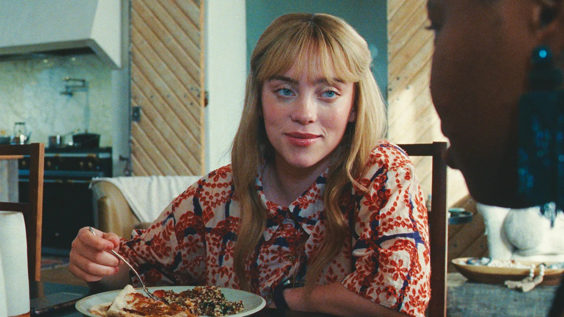 Блондинка Билли Айлиш в сериале "Рой"