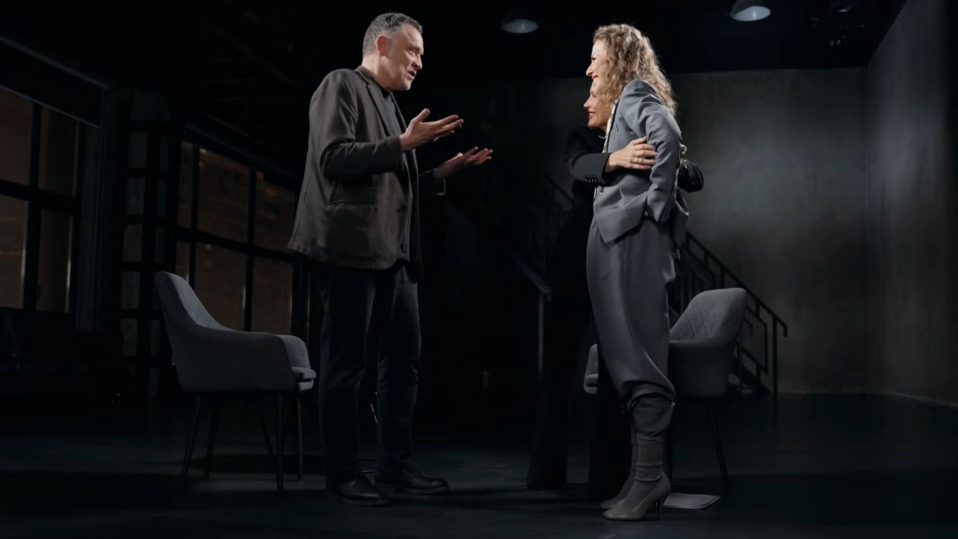 Юрист Катя Гордон и журналист Ксения Собчак обнимаются на интервью