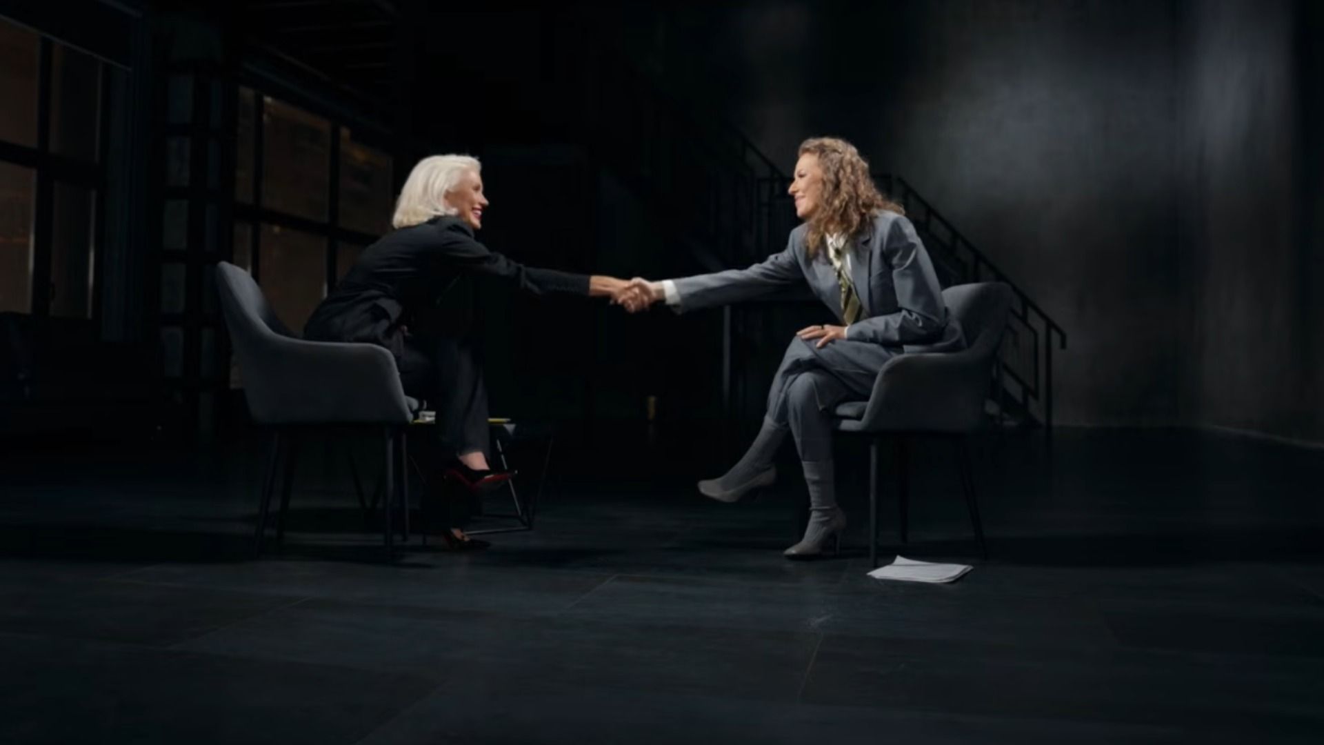 Юрист Катя Гордон и телеведущая Ксения Собчак жмут руки на интервью