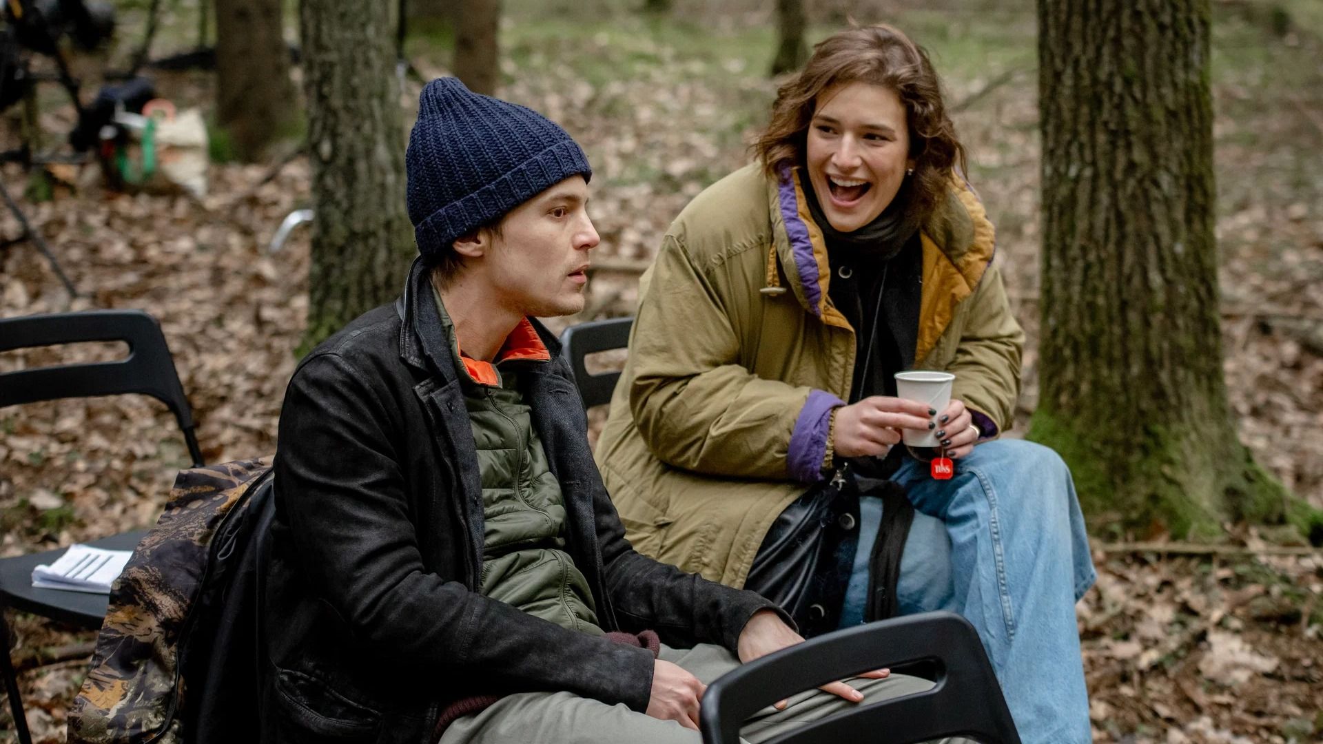 Актер Иван Янковский в лесу на съемках сериала "Топи"