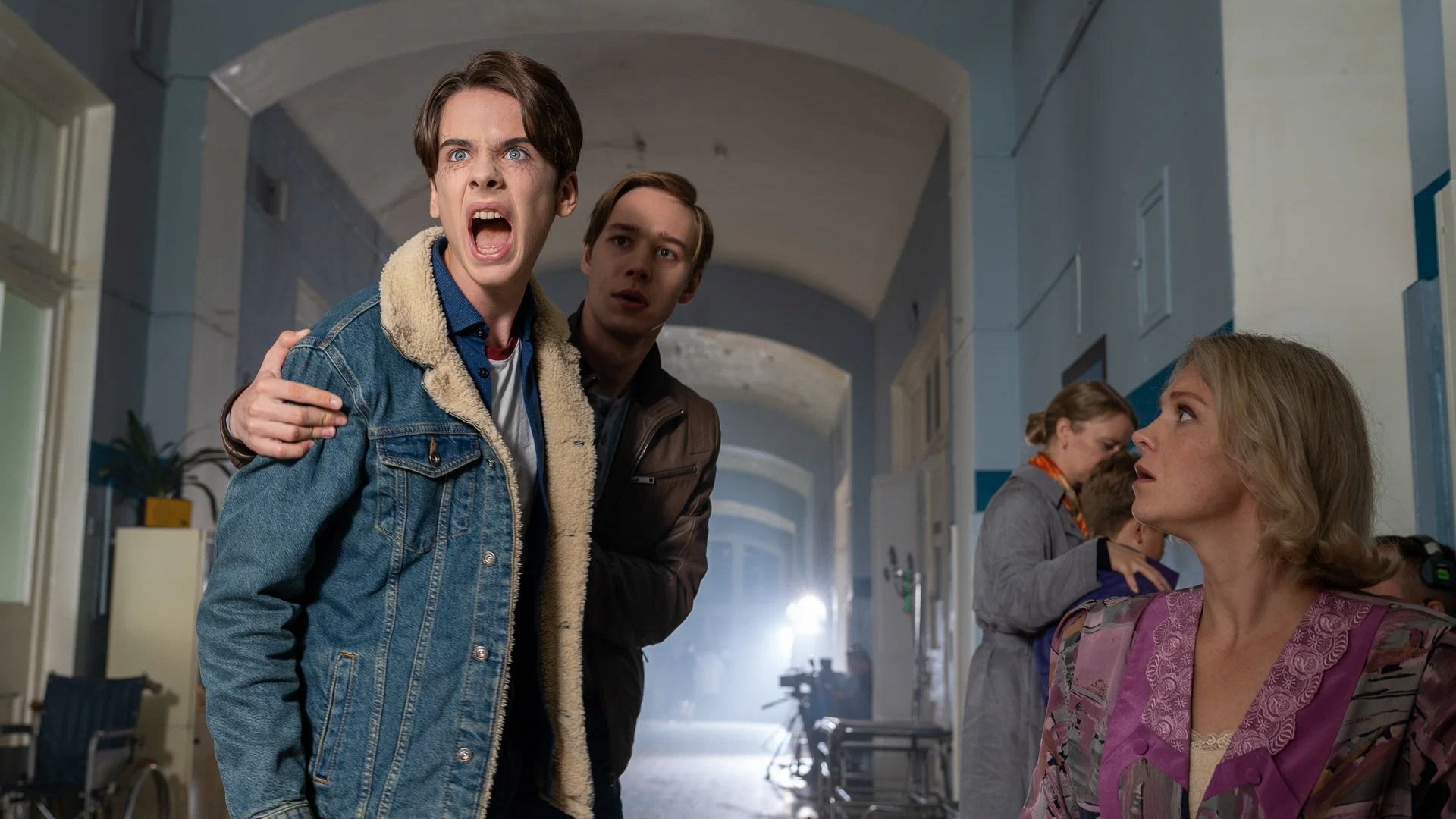 Актер Пётр Натаров на съемках сериала "Пищеблок" кричит