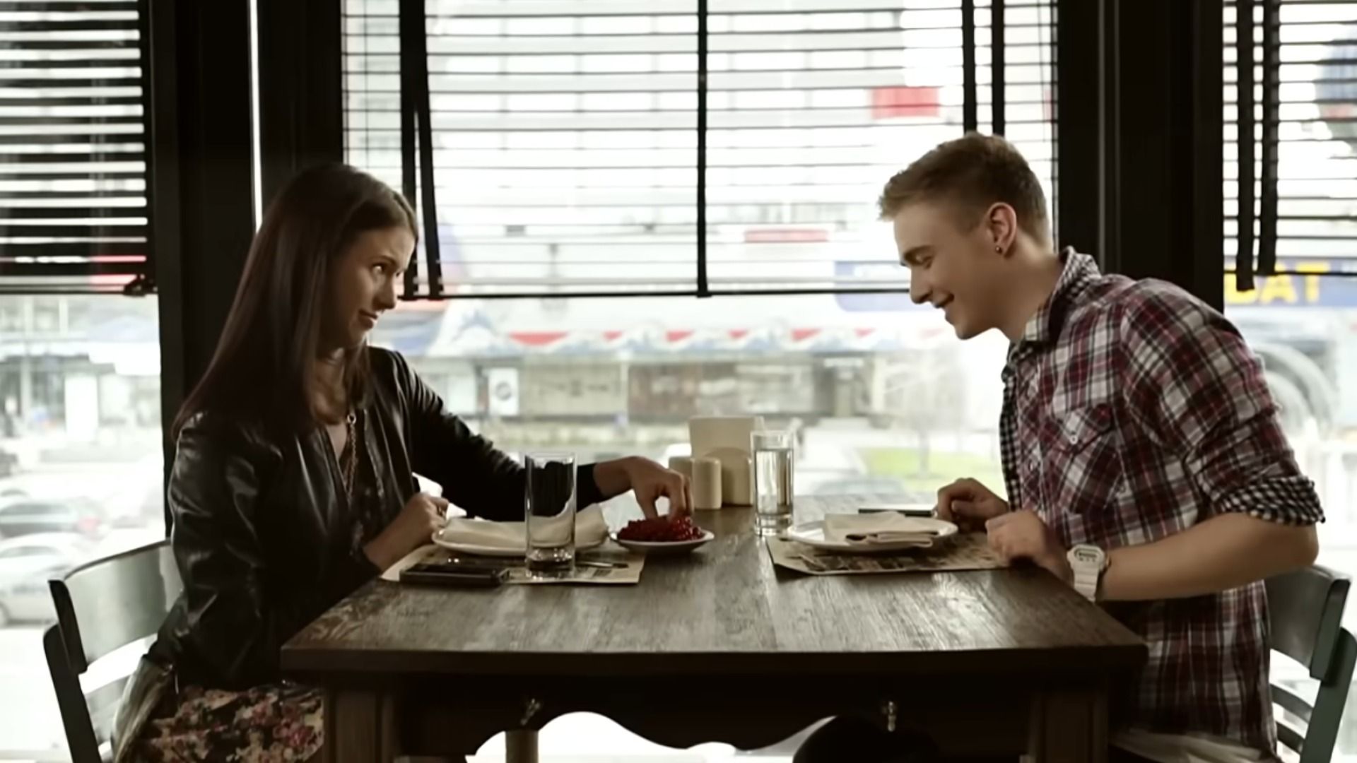 Актриса Мирослава Карпович и певец Егор Крид в клипе "Старлетка"