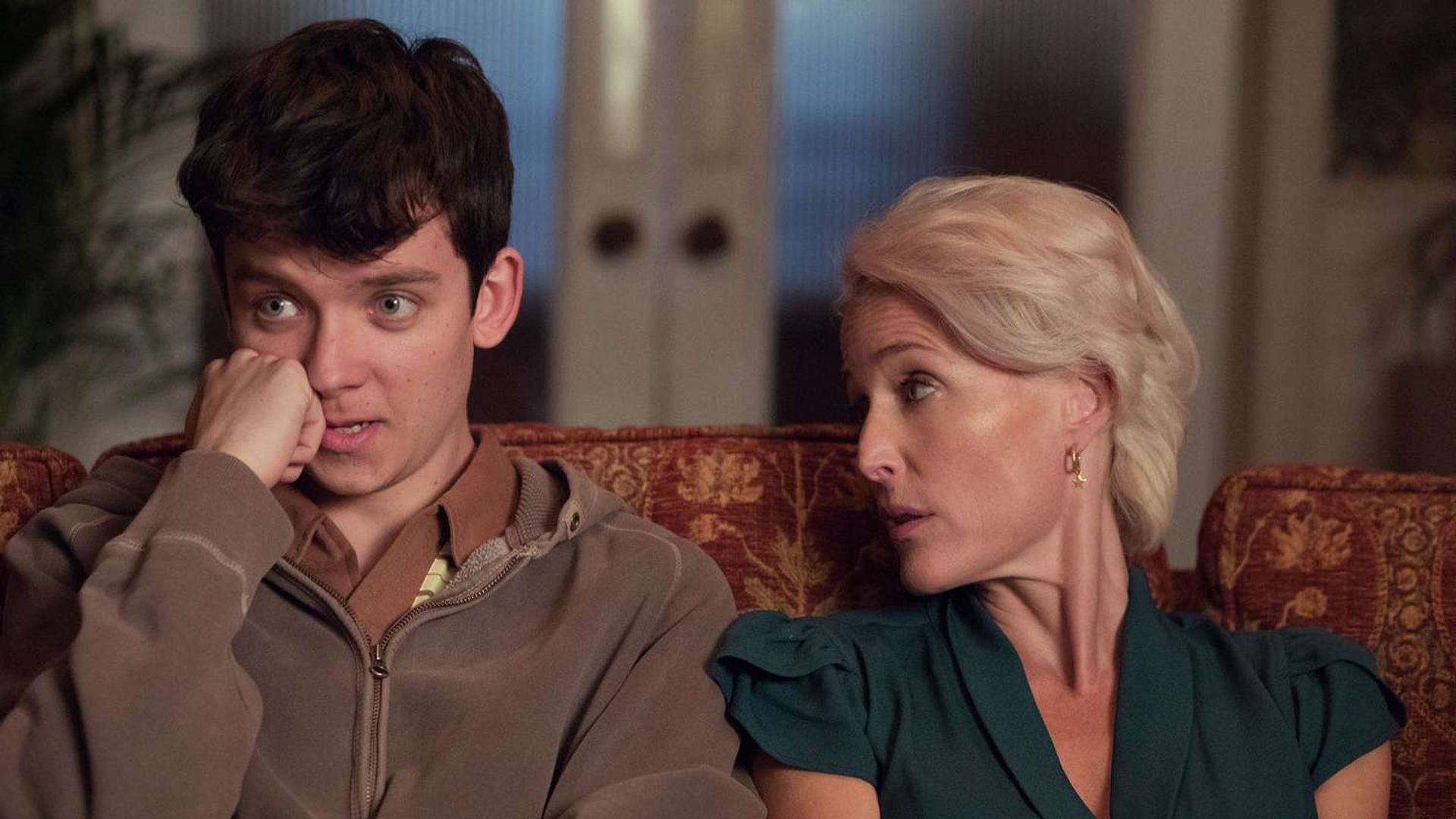 Эйса Баттерфилд и Джиллиан Андерсон в сериале "Половое воспитание"