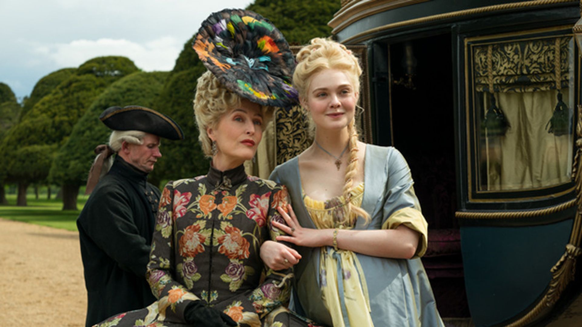 Джиллиан Андерсон и Эль Фаннинг в сериале "Великая"