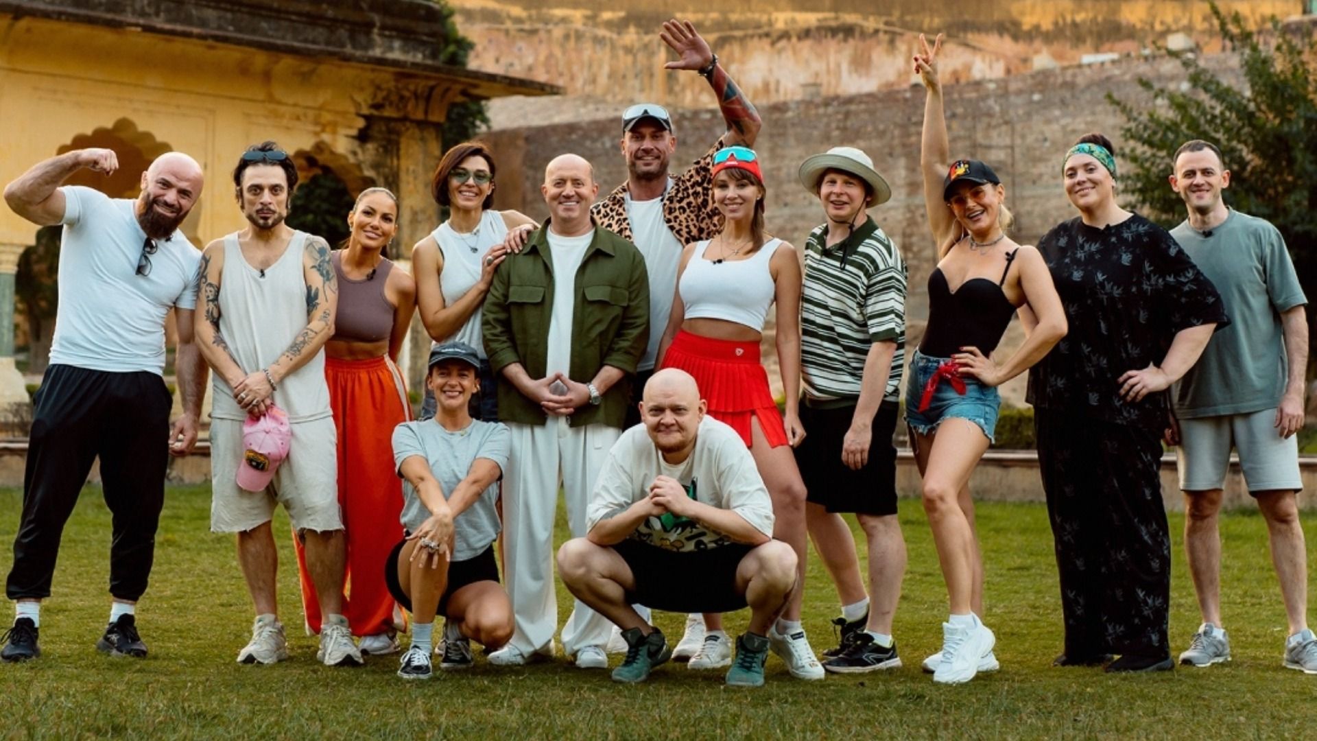 Полина Диброва, Сергей Бурунов и российские звезды на фото со съемок шоу "Тайный миллионер"