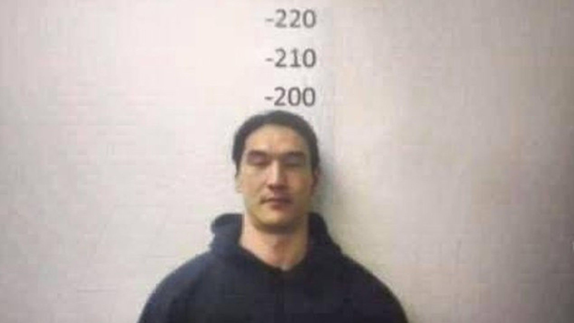 Задержанный Нурлан Сабуров в аэропорту Внуково