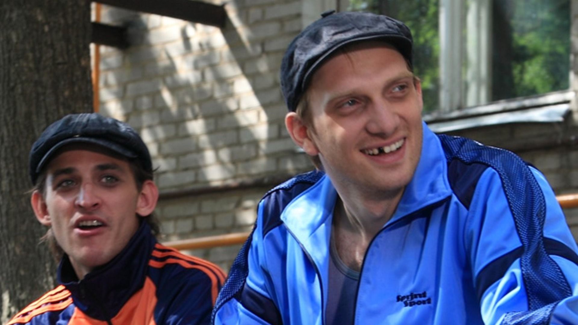 Актеры Михаил Башкатов и Андрей Бурковский в образах гопников в сериале "Даешь молодежь"