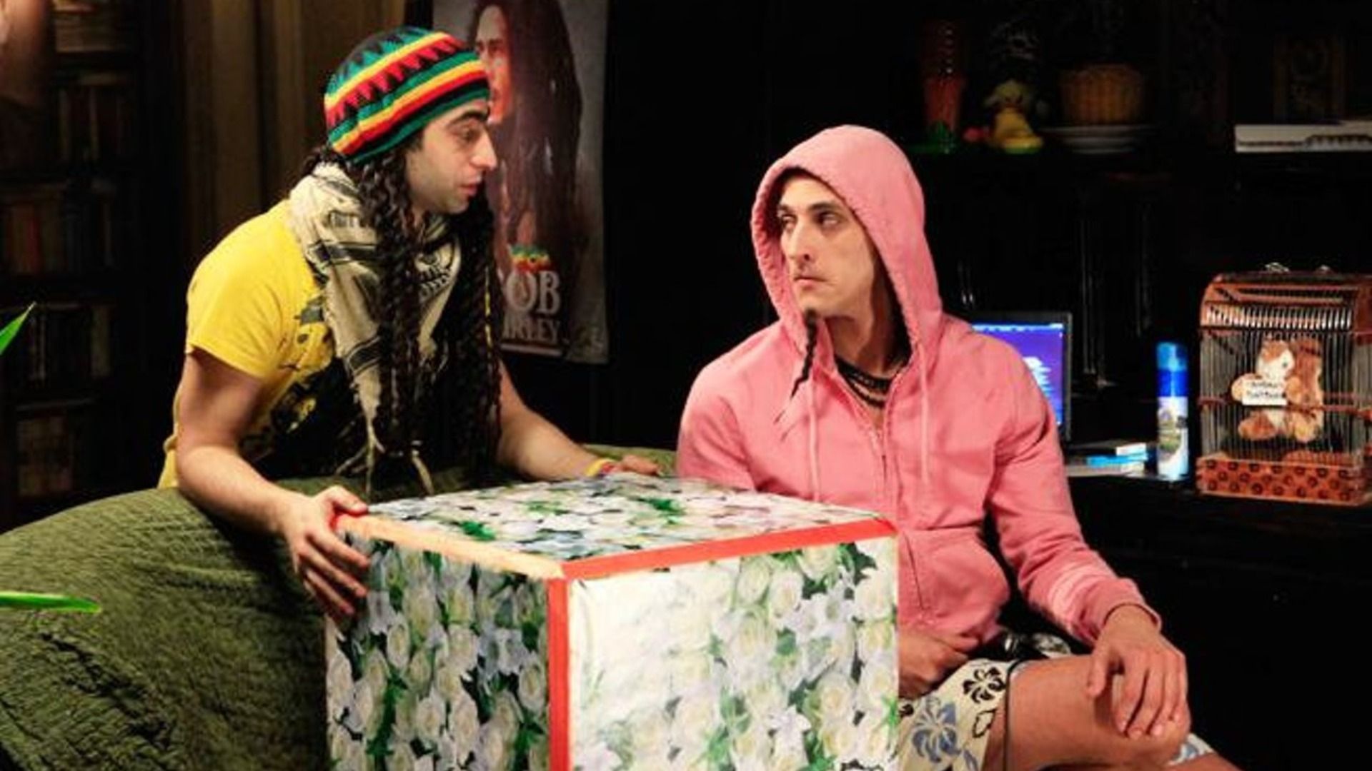 Актеры Михаил Башкатов и Андрей Бурковский в образах Кекса и Укропа в сериале "Даешь молодежь"