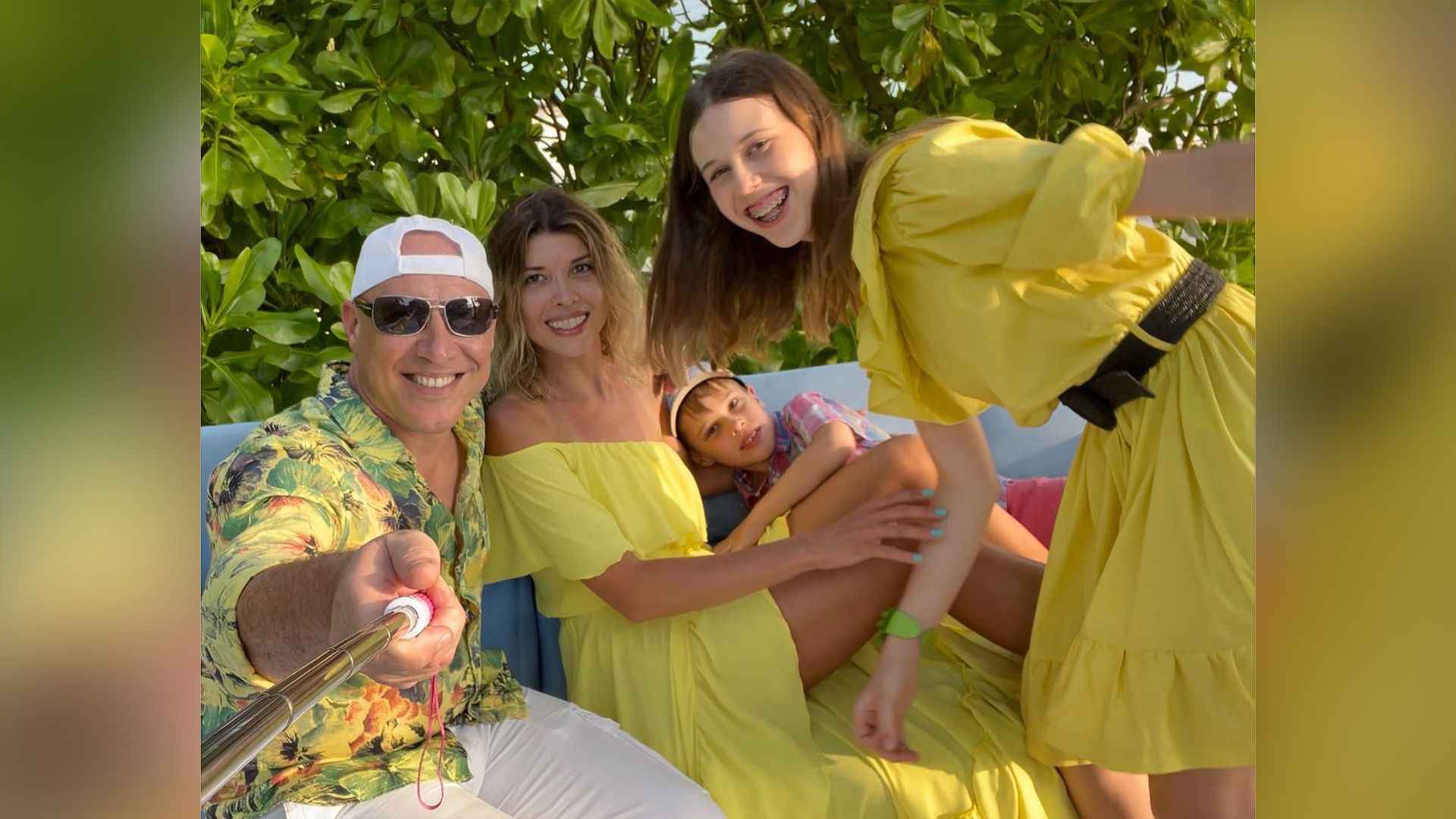 Денис Майданов с семьёй