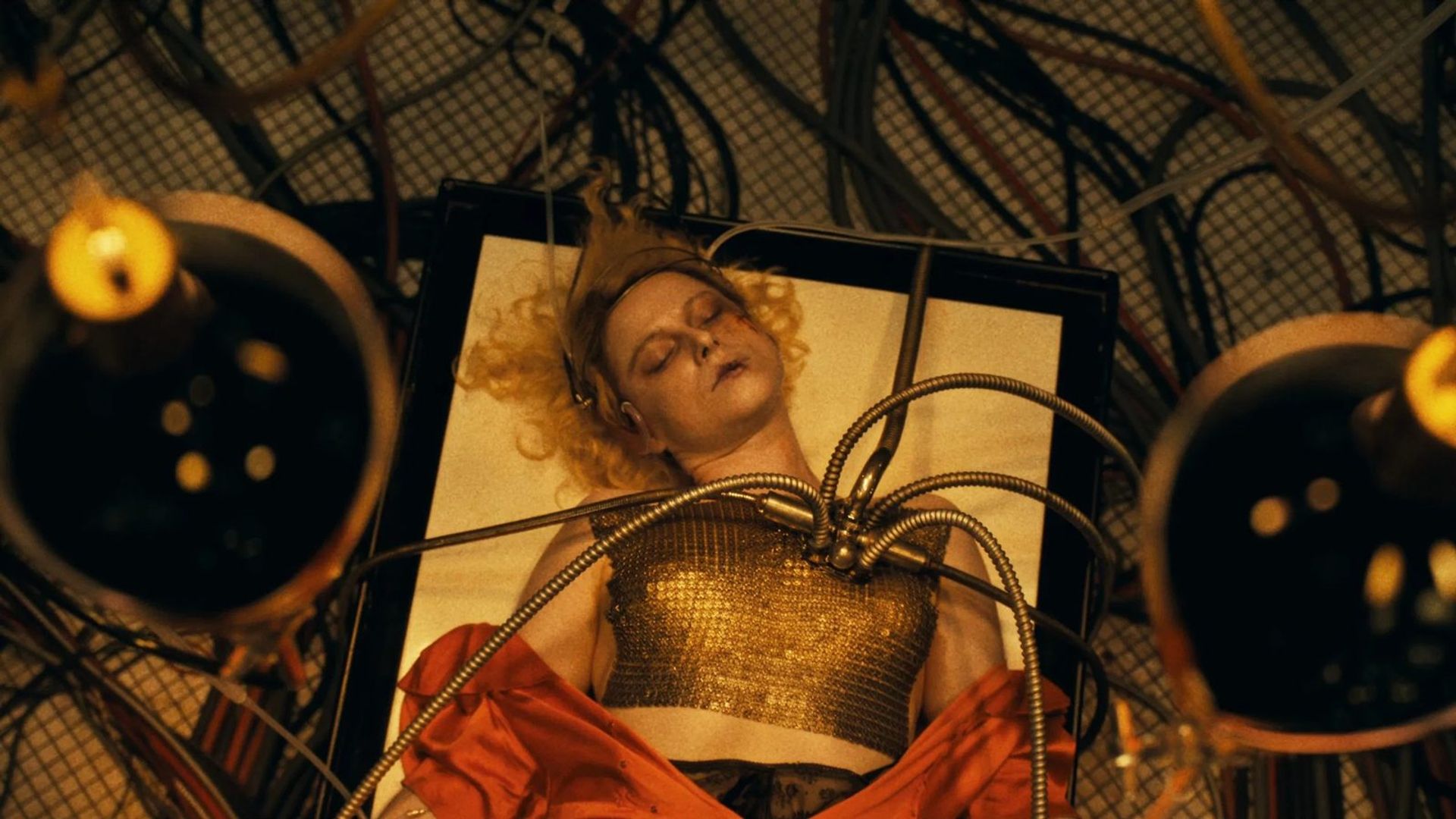 Невеста приехала! Феминистическое переосмысление «Франкенштейна» с ходу провалилось в прокате