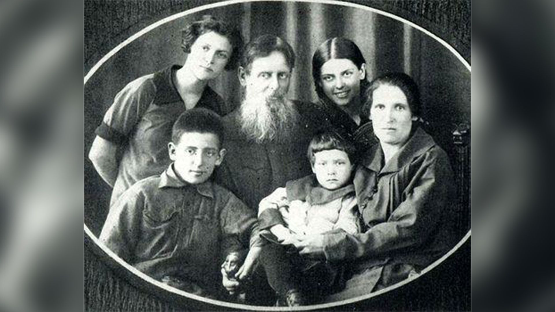 Писатель Павел Бажов с женой и детьми