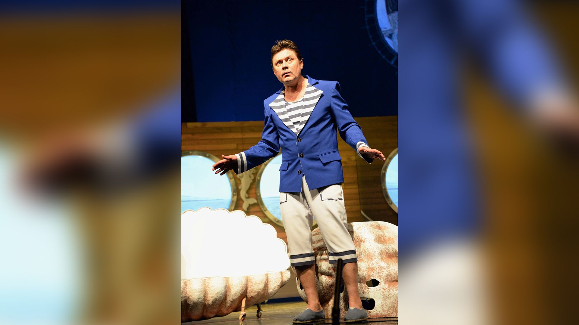 Актёр Сергей Белоголовцев на театральной сцене