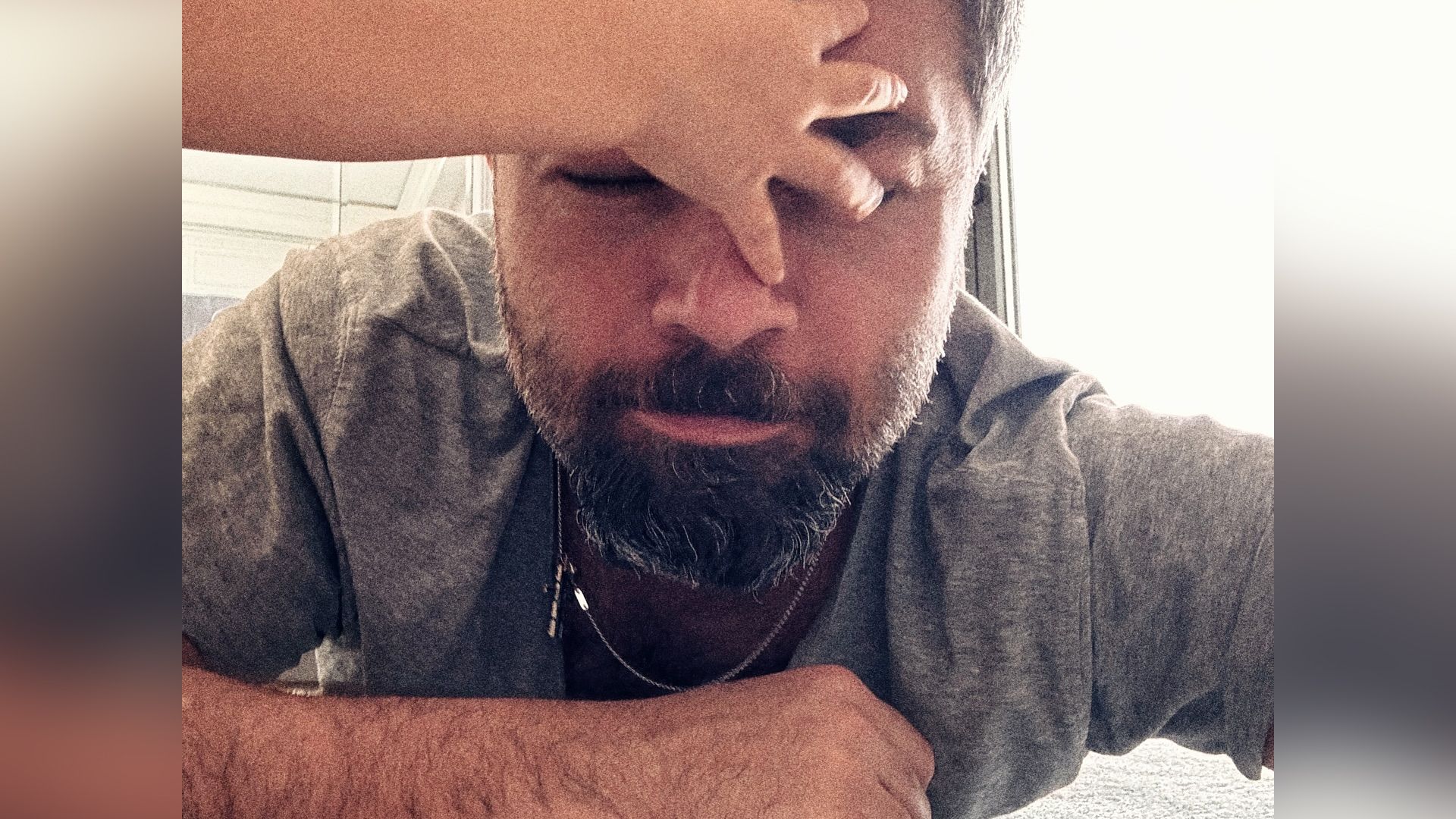 Алексей Чумаков играет с дочкой