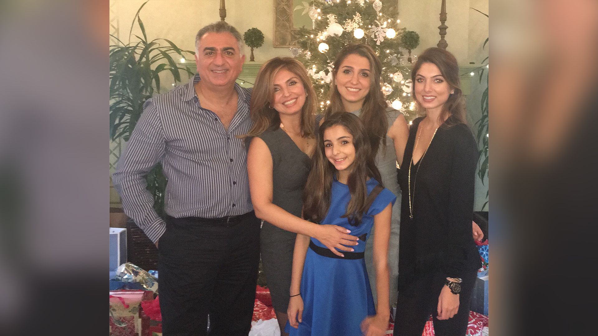 Принц Ирана Реза Пехлеви, его жена Ясмин и их дети Нур, Иман и Фарах