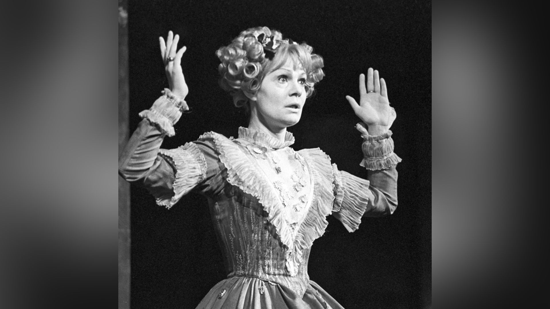 Молодая Ольга Яковлева на театральной сцене