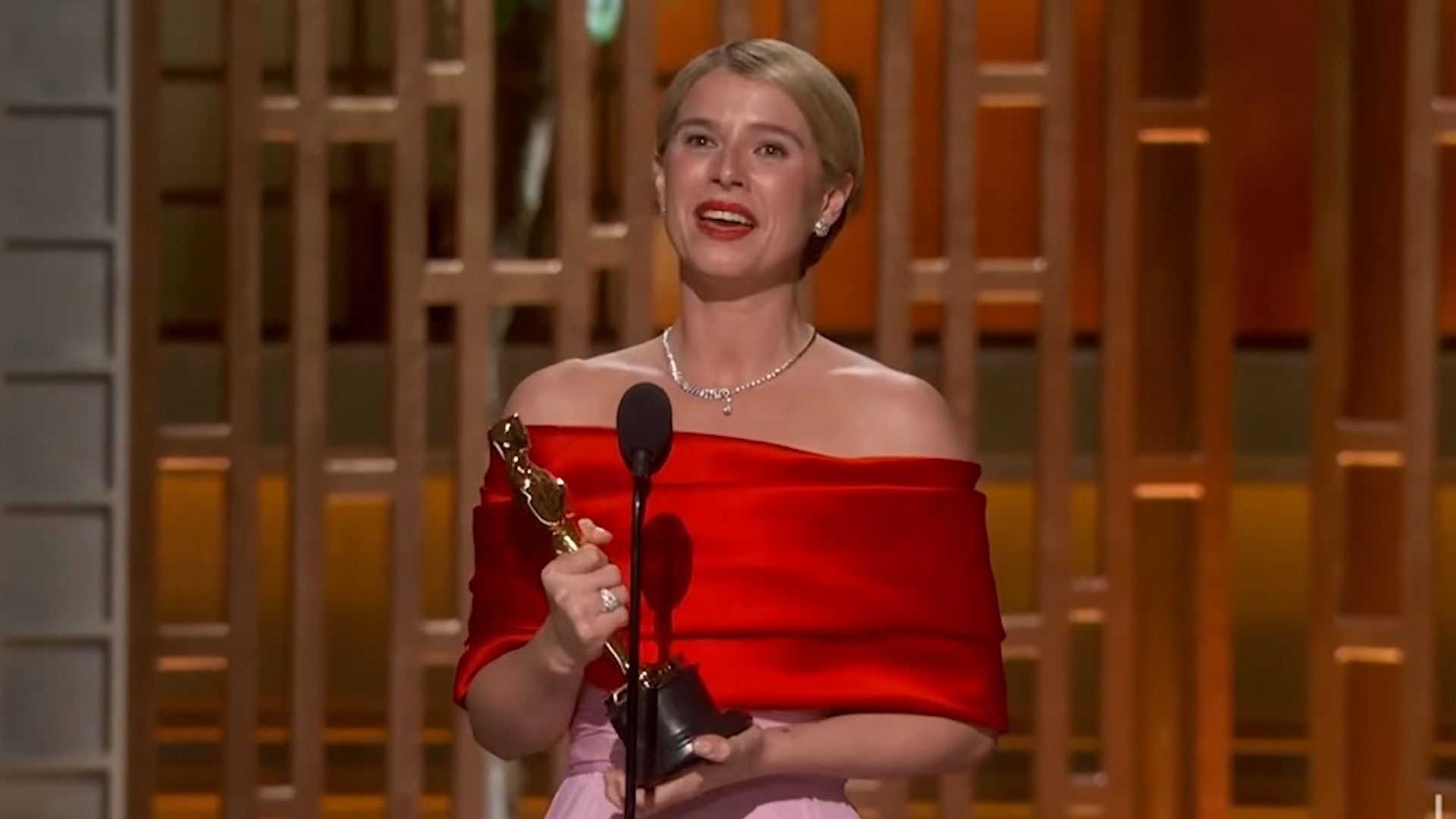 Первая ирландка с «Оскаром»: Джесси Бакли получила статуэтку за роль жены Шекспира