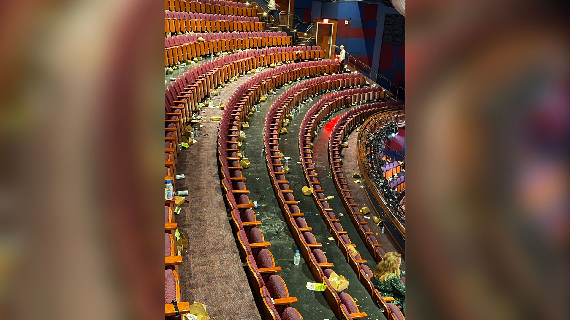 Замусоренный зал театра Dolby после церемонии Оскар-2026