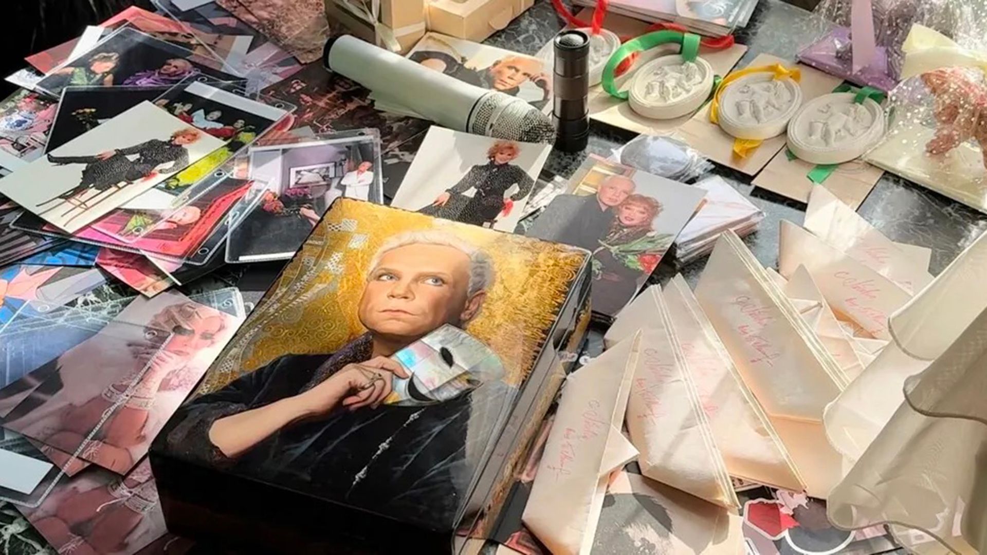 Фотографии с выставки, посвященной Людмиле Гурченко и Борису Моисееву