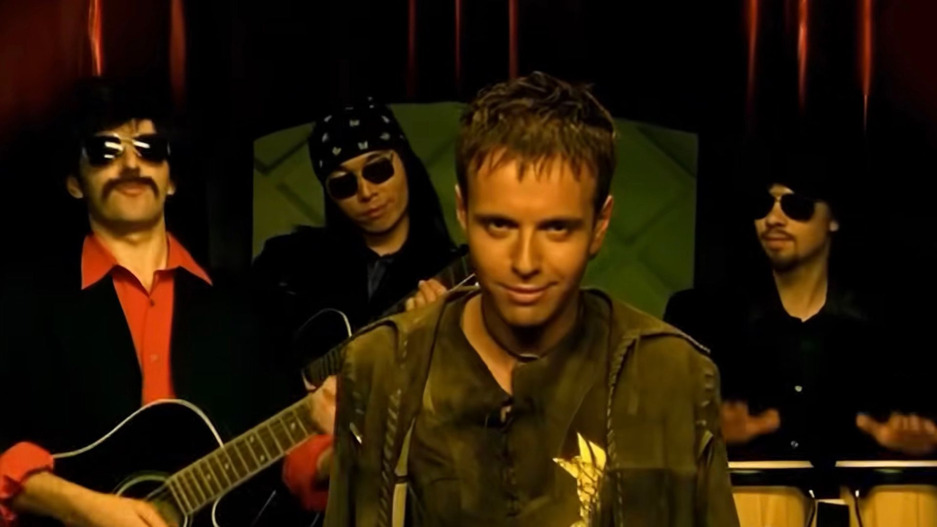 Певец Андрей Губин в клипе "Танцы"