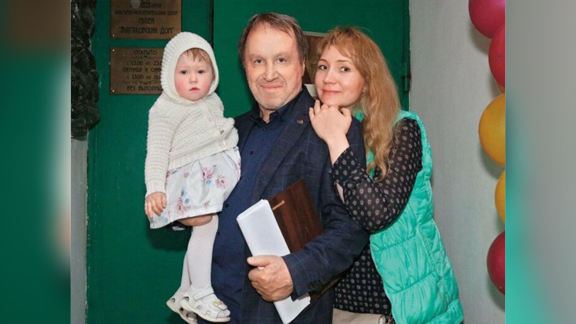 Актёр Владимир Стеклов, его жена Ирина и дочь Арина