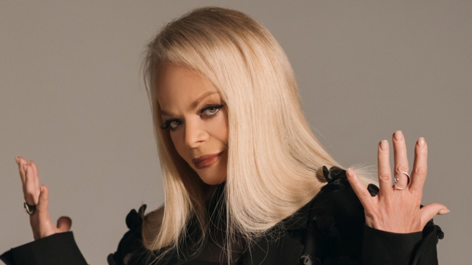 Лариса Долина призналась фанатам в любви в полупустом концертном зале