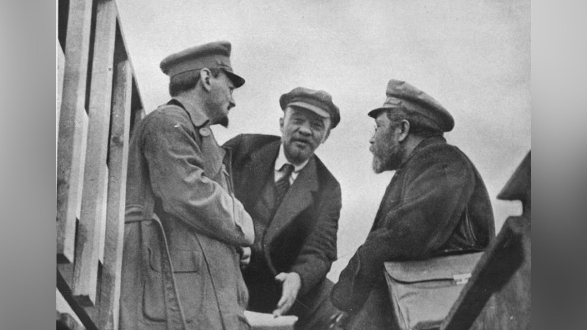 Владимир Ленин, Лев Троцкий и Лев Каменев