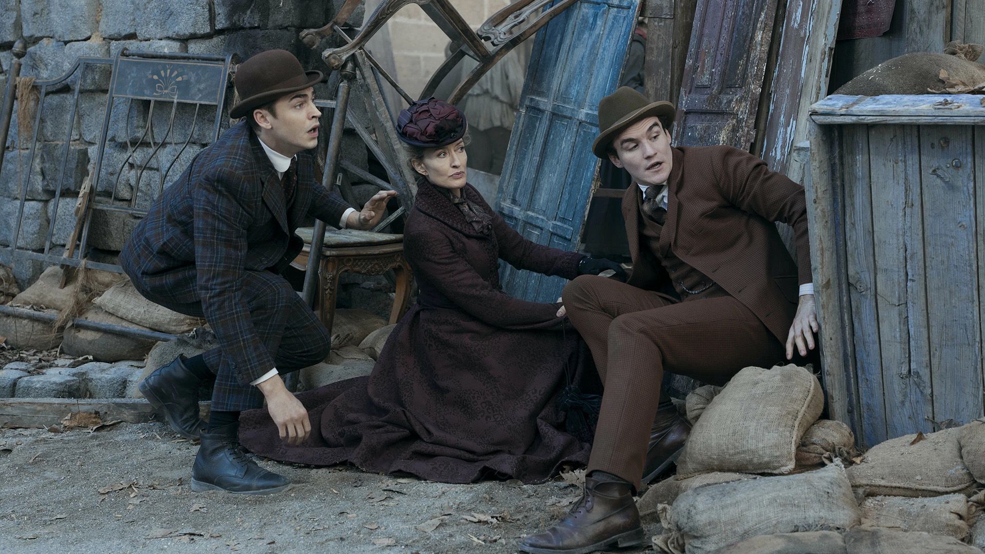 Актёры Хиро Файнс Тиффин, Наташа Макэлхоун, Донал Финн в сериале «Молодой Шерлок»