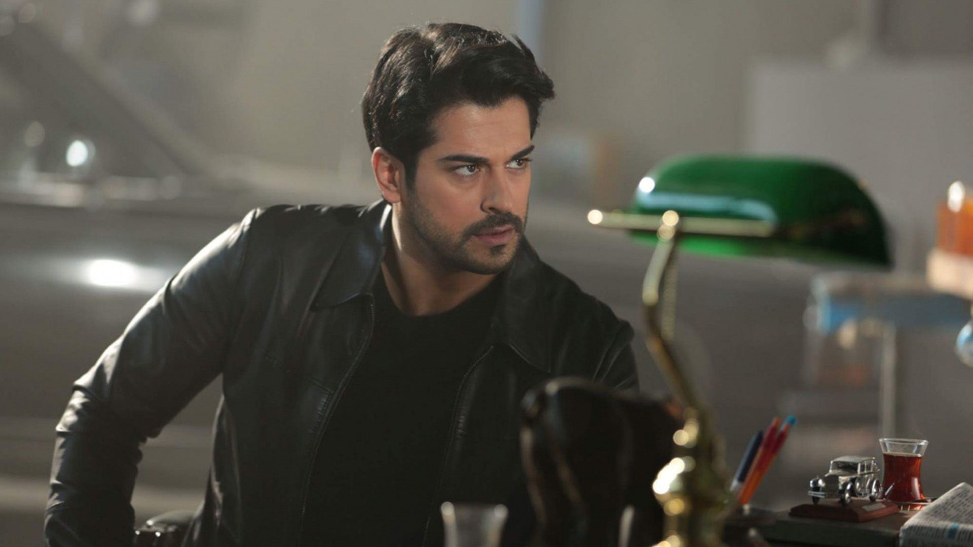 Бурак Озчивит в сериале «Черная любовь»