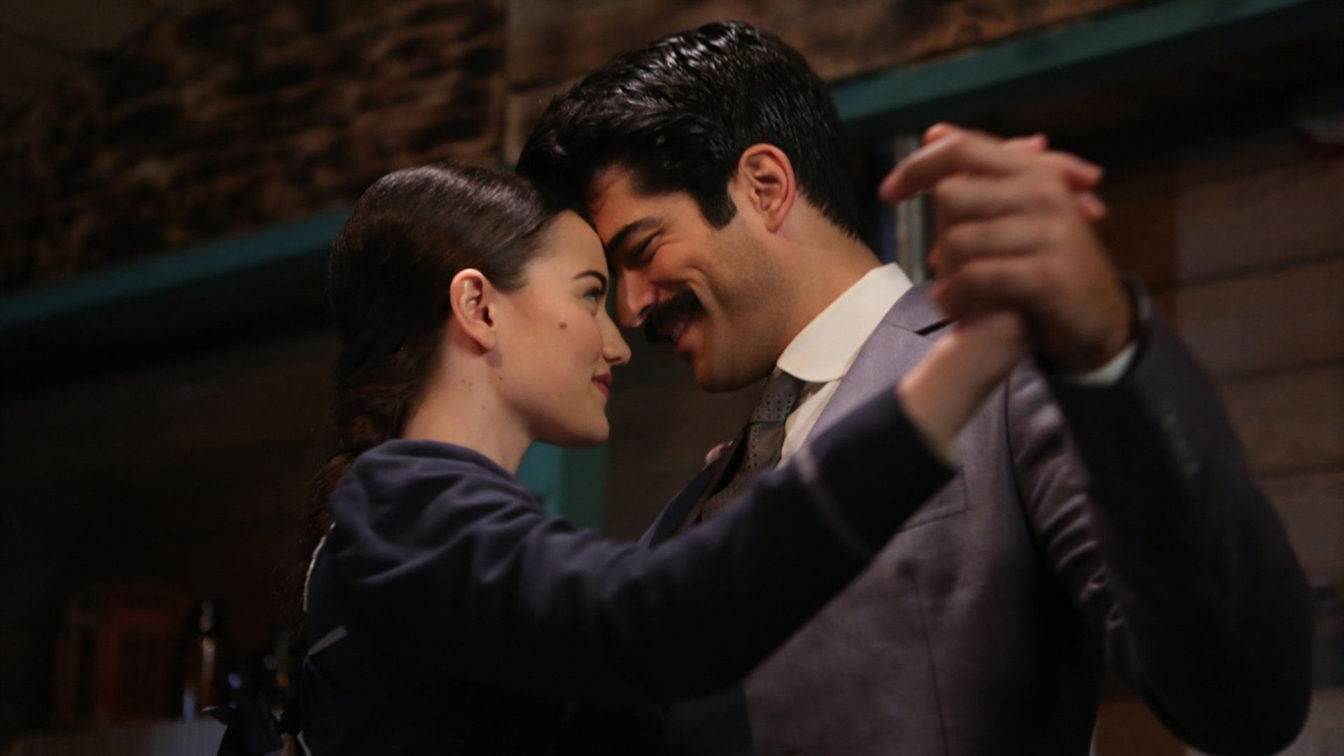 Фахрийе Эвджен и Бурак Озчивит в сериале «Королек – птичка певчая»